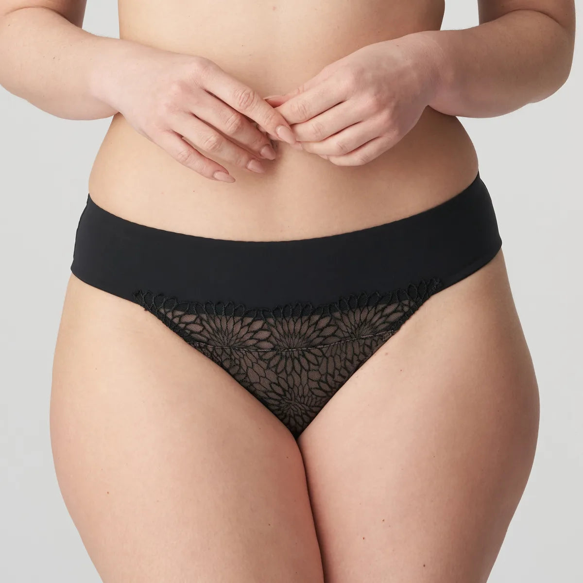 String femme en tulle et broderie fine - Lingerie élégante Sophora -N°307